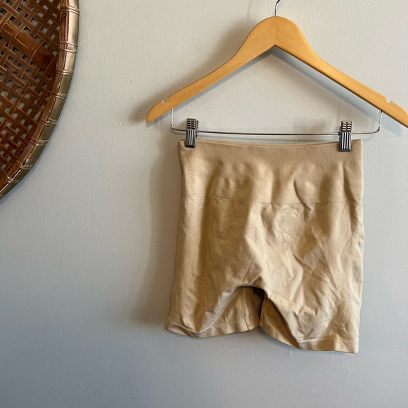 alphalete amplify shorts 4.5 length - Picture 2 of 4